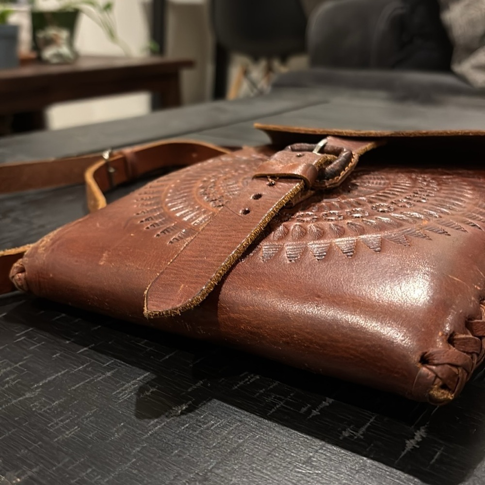 Artisan Brown Leather Tooled Pattern Boho Western Crossbody Adjustable Bag Purse - Picture 3 of 12